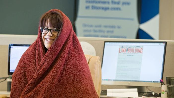 Studiu: de ce le este mai frig femeilor în clădirile de birouri