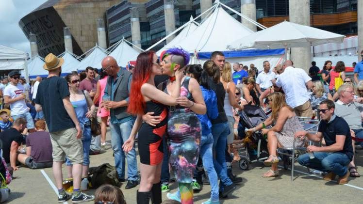 STUDIU: Femeile sunt mai dispuse să devină bisexuale decât bărbaţii