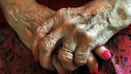 Asistentă, după gratii: abuzuri de neimaginat faţă de bătrâni. O victimă avea 101 ani!