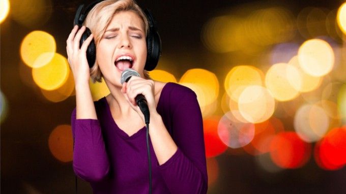 Nu poți cânta chiar orice! Țara care interzice melodiile karaoke ce amenință securitatea națională