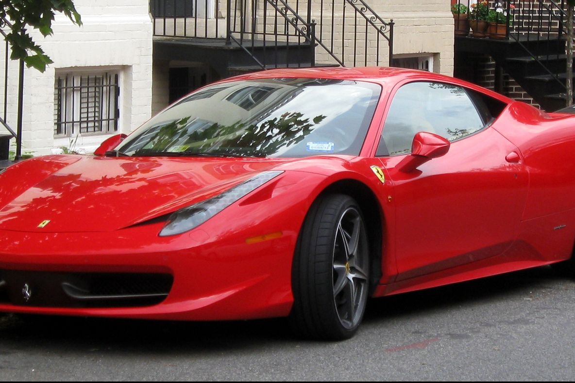 Maşinile de lux, în topul investiţiilor făcute de români 