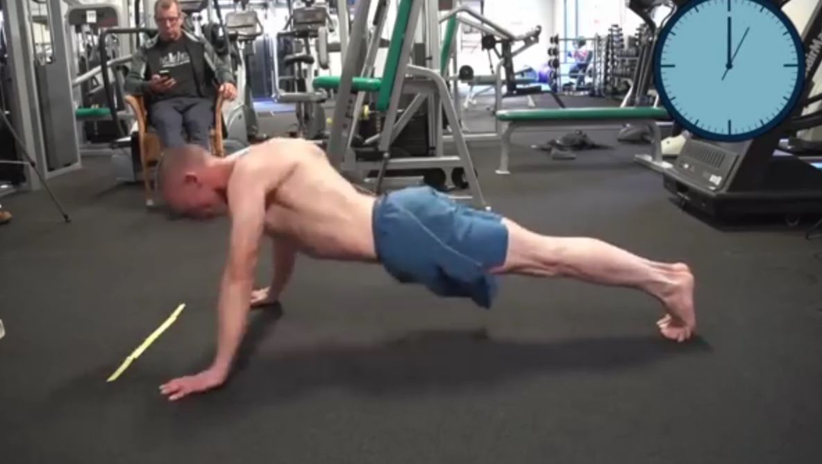 Câte flotări poţi să faci într-o oră? Acest bărbat a depăşit orice record