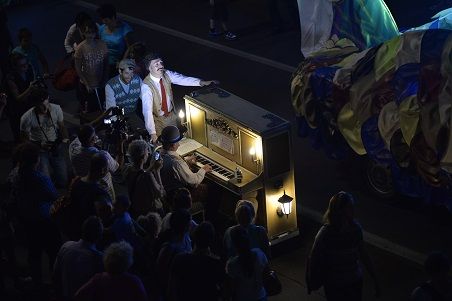 Spectacol de păpuşi înalte de peste cinci metri 