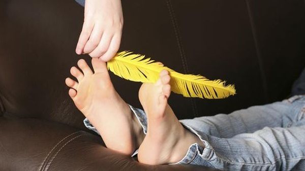 Gâdilatul, misterul fiziologic pe care oamenii de știință nu reușesc să-i descâlcească. De ce nu ne putem gâdila singuri?