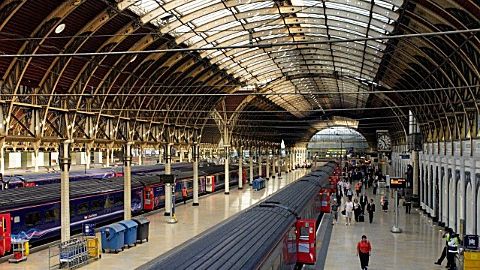 Anunţul care i-a amuzat pe toţi călătorii dintr-o gară. Ce scrie pe geamul unui ghişeu 