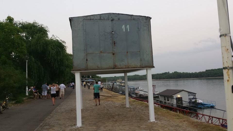 Imaginea care i-a bulversat pe brăileni. Ce caută un garaj pe piloni, pe faleza Dunării?