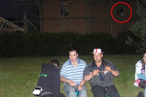 Detaliul înspăimântător apărut într-o fotografie a unui grup de prieteni. Ce înseamnă