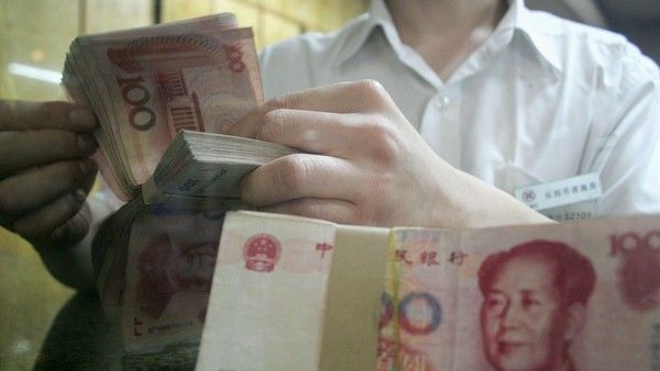 Banca "fantomă" din China. A pus o siglă mare pe ușă și a angajat fete tinere să încaseze banii