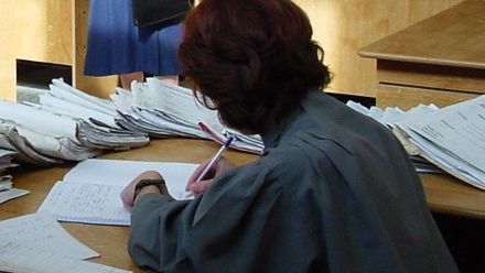 Tribunalul Bistrița Năsăud, în atenția DNA: grefier, reținut pentru trafic de influență