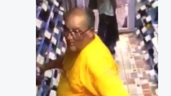 Culmea furtului, la Ploieşti. Bărbat surprins de camere în timp ce fura medicamente dintr-un magazin