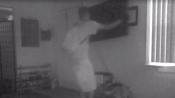 Cei mai neîndemânatici hoţi din lume. Ce s-a întâmplat când au vrut să fure un televizor