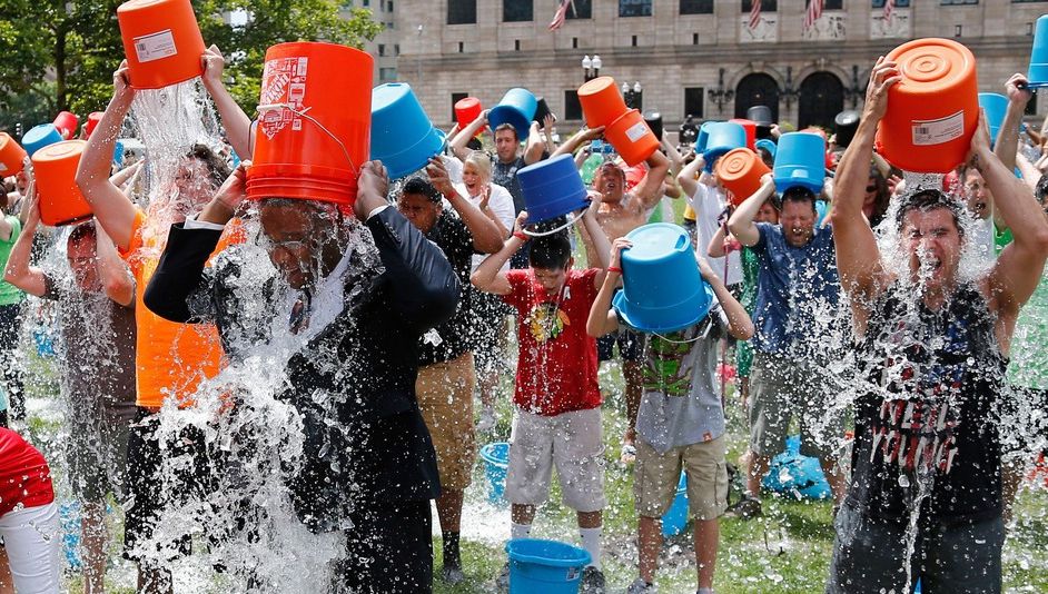Vă mai aduceţi aminte de Ice Bucket Challenge? Acestea sunt cele mai amuzante momente! 