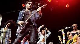 Unui celebru cântăreţ i s-au rupt pantalonii în timpul concertului. S-a văzut tot!