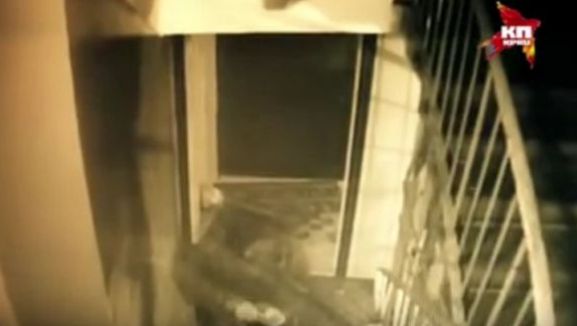 Caz înfiorător! O bătrână considerată canibală, filmată în timp ce transporta un cadavru