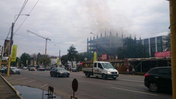 Panică la Mamaia! Un hotel a fost cuprins de flăcări. Turiştii, evacuaţi