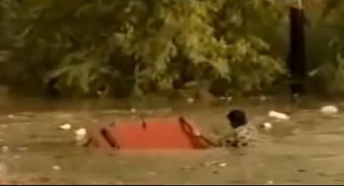 Ce au descoperit poliţiştii după ce au salvat de la înec o femeie blocată în SUV. N-au putut crede