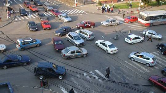 A scăpat ca prin minune dintr-un accident rutier. Imaginile, surprinse de camerele de supraveghere