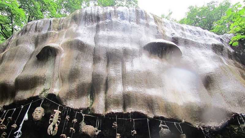 Locul despre care se credea a fi posedat, acum e admirat de toți. Transformă orice obiect în piatră