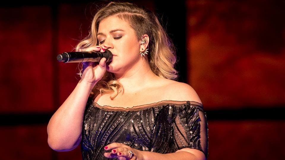 Anunţul emoţionant făcut de Kelly Clarkson în timpul unui concert. "Nu plănuisem să vă spun asta"