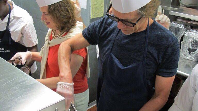 Surpriză la un azil de bătrâni. Ce s-a întâmplat când le-a fost servită masa