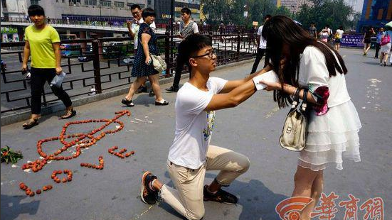 Și-a cerut iubita în căsătorie în centrul orașului. A urmat ceva neașteptat pentru cei prezenți