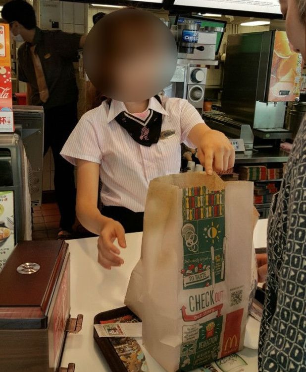 Bărbații se îngrămădesc la McDonalds doar pentru ea. Cum arată vânzătoarea care i-a zăpăcit 