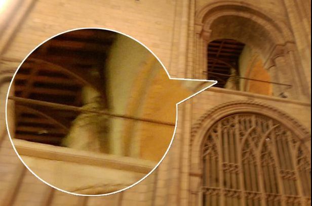 Au fotografiat o catedrală medievală în concediu. Când s-au uitat pe poze au avut un șoc