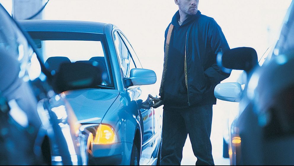 A rămas blocat în mașină și a chemat imediat poliția. Ceea ce a urmat este de necrezut