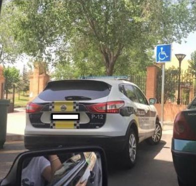 A fotografiat o mașină de poliție parcată pe un loc special. Ce a urmat e strigător la cer