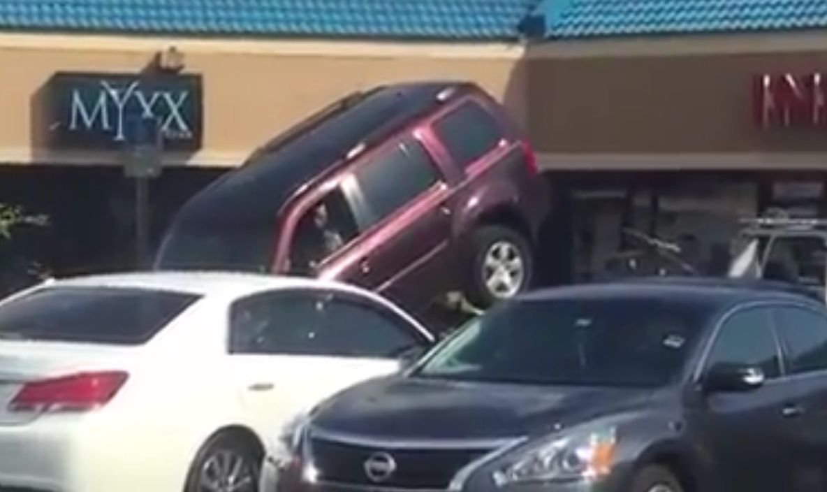 Video viral: ce a făcut un şofer după ce maşina i-a fost remorcată