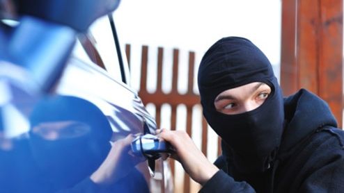 Atenţie, şoferi! Spargeri de maşini, în serie. Metoda ingenioasă folosită de hoţi