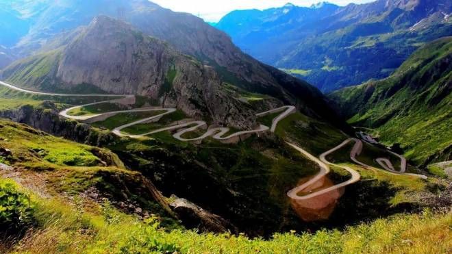 Momentul în care un Ferrari stabilește recordul de viteză pe Trasfăgărășan - VIDEO spectaculos