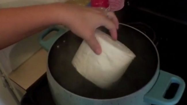 A pus la fiert hârtia igienică. Ce a urmat te va lăsa fără cuvinte - VIDEO