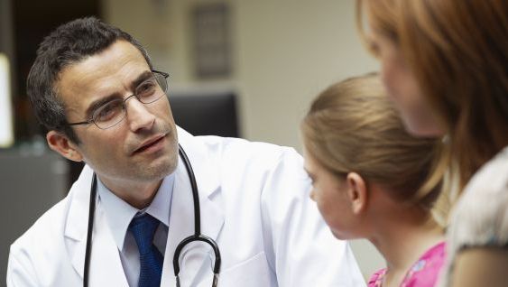 Doctorul minune. Modul în care le face injecții copiilor a devenit viral pe internet 