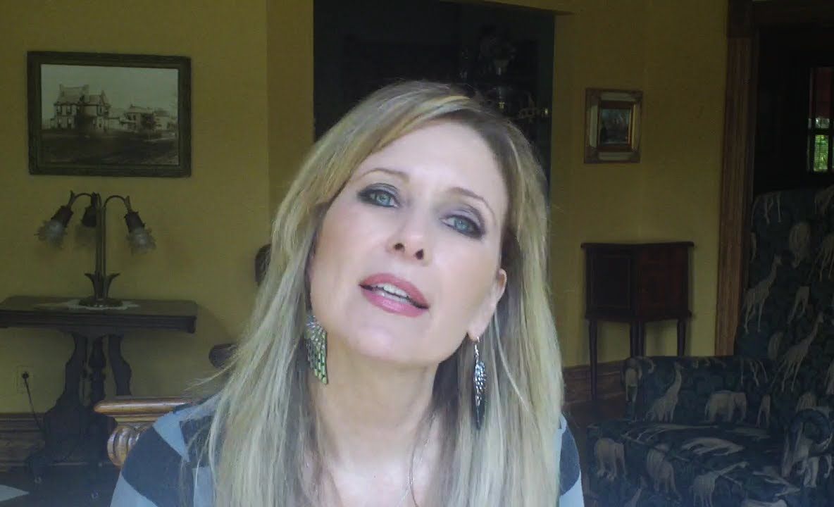 E bunică şi a devenit celebră pe internet: frumuseţea sa sfidează orice vârstă. Câţi ani are