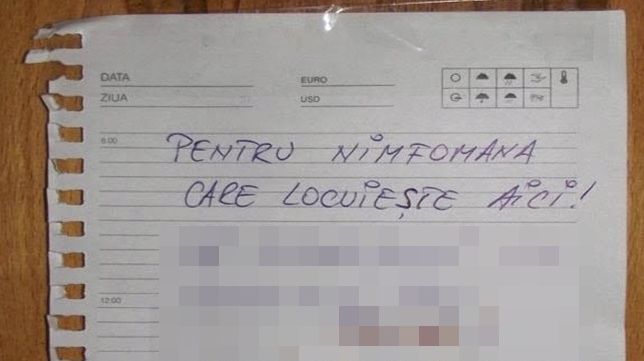 Un bărbat s-a săturat de vecina lui care făcea sex toată noaptea şi ţipa. Ce mesaj i-a lăsat pe uşă