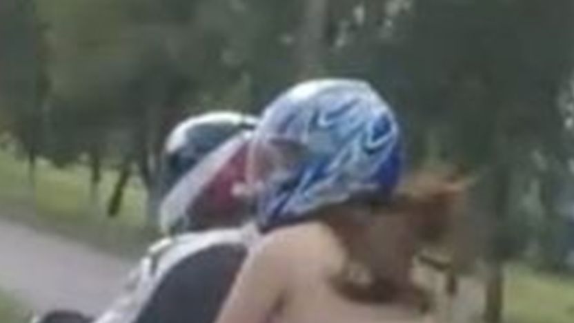 Surpriză pentru şoferi: cum a călătorit o rusoaică pe motocicletă. "Poate că a pierdut un pariu"