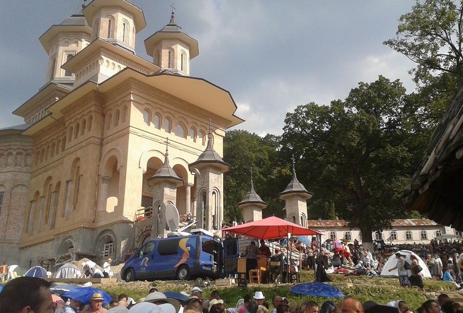 30.000 de pelerini la slujba de Sfânta Maria de la Mănăstirea Nicula