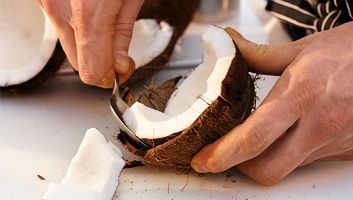 Cum să spargi o nucă de cocos rapid şi corect 