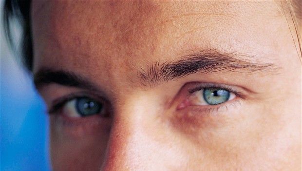 Uită-te 10 minute în ochii cuiva! Ce urmează te va îngrozi