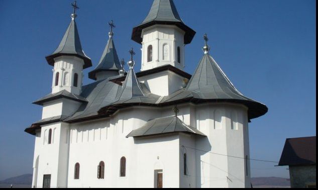 Scandal monstru între preot și primar în timpul slujbei de Sf Maria."Cere 400 lei pe un loc de veci"