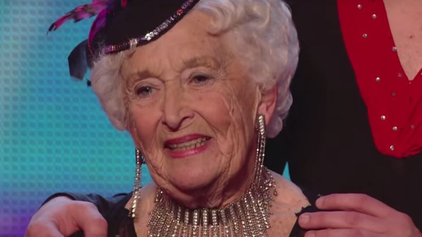 Pare un spectacol penibil, dar a ridicat publicul în picioare. Ce a făcut această bătrână pe scenă