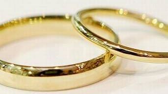 O soţie a citit inscripţia de pe verighetă la 18 ani de la căsătorie. A avut şocul vieţii!