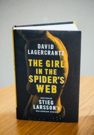Ultimul volum al seriei Millenium, lansat în Suedia. Autorul nu este Stig Larsson