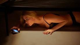 A vrut sa îi facă iubitului o surpriză şi s-a ascuns sub pat, goală. Ce a urmat este șocant