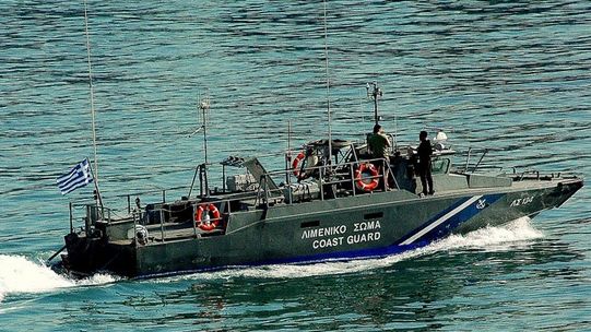 Scene de coşmar în Grecia. Paza de Coastă a încercat să scufunde o barcă plină cu imigranţi