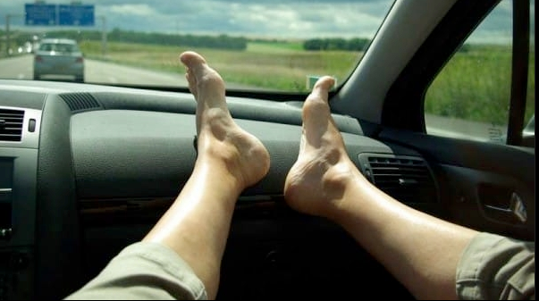 Statul în picioare are efecte negative nebănuite. Iată ce riscuri aduce