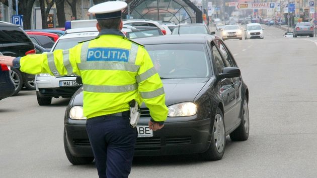 Poliţist din Capitală, accident grav în timpul unei razii. Un şofer l-a târât pe şosea 500 de metri
