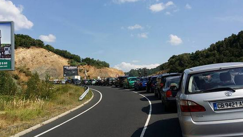 Nebunie la vama din Giurgiu. Cozile uriașe i-au enervat pe șoferi. Care este explicația?