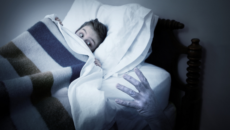 A chemat poliţia pentru că era cineva sub pat. Agenţii, uimiţi când au văzut cine era şi ce făcea